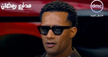 "مدفع رمضان".. بار بوالديه سيارة الأحلام تحقق له أمنيته برحلة عمرة لهما