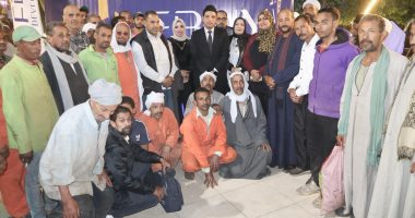 نائب محافظ سوهاج يشارك عمال النظافة في الإفطار الرمضاني ويشيد بدورهم.. صور