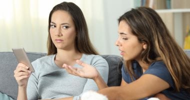 4 أبراج خلقهم ضيق وبيميلوا للعزلة.. برج الحمل معندوش صبر والثور عنيد فتاة منزعجة