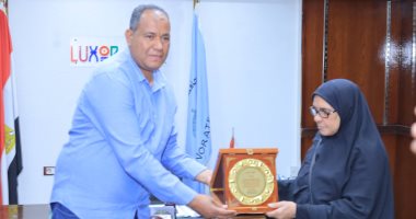 رئيس مدينة إسنا يكرم الأم المثالية على مستوى محافظة الأقصر.. صور