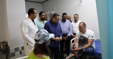 محافظ البحر الأحمر يطمئن على المصابين فى حادث غرق غواصة بالغردقة.. فيديو