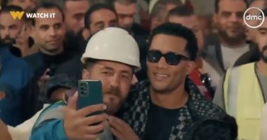 محمد رمضان يشارك العمال الإفطار فى العاصمة الإدارية ويغنى معهم "الهمة".. فيديو