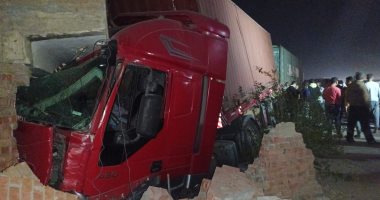 اصطدام سيارة تريلا بشرفة عقار في كفر شكر.. لجنة هندسية لتقييم أثار الحادث