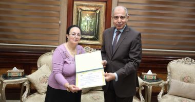 محافظ المنيا يستقبل الفائزة بلقب الأم المثالية.. ويؤكد: نبع العطاء ورمز التضحية
