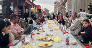 أهالى منية النصر يودعون رمضان بتنظيم مائدة إفطار جماعي بطول كيلو متر.. فيديو إفطار جماعي فى منية النصر