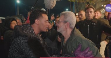 بنته فى حقوق.. محمد رمضان يهدى بائع سبح 100 ألف جنيه بمدفع رمضان.. فيديو