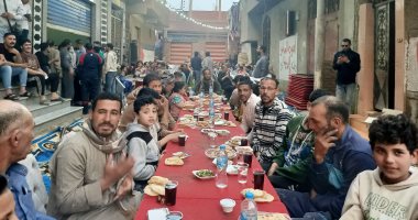أطول مائدة إفطار بالمنوفية.. روح رمضان فلا أجمل صورها بقرية مجيريا (فيديو)