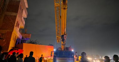 الانتهاء من رفع سيارة "تريلا" اصطدمت بشرفة منزل فى كفر شكر تريلا
