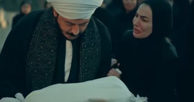 مسلسل حكيم باشا الحلقة 28.. حارس القصر يسقط بسبب حقنة غامضة من محمد العمروسى وحكيم يأمر بنقله لمستشفى بقنا.. سهر الصايغ تنفذ خطتها وتقتل ابن حكيم.. وانهيار مصطفى شعبان ودينا فؤاد عند دفن ابنهما