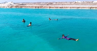 خريطة أماكن التنزه والرحلات بمطروح وسيوة خلال عيد الفطر.. إقبال عشاق المحافظة لقضاء الإجازة والاستمتاع بالهدوء والطبيعة البكر على الشواطئ.. زيارة المناطق الأثرية والترفيهية.. وواحة سيوة تجذب عشاقها.. صور السباحة في بحيرات الملح
