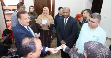 لفتة إنسانية.. محافظ المنوفية يزور دار الحضانة الإيوائية للأيتام ويوزع العيدية