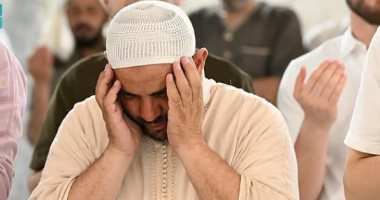 أجواء روحانية.. أكثر من 2.5 مليون من ضيوف الرحمن يشهدون ختم القرآن الكريم بالمسجد الحرام.. توافد ضيوف الرحمن بكثافة على أروقة وساحات وصحن المطاف.. دليل إرشادى لتسهيل تنقل المصلين.. ومصاحف بلغات متعددة المصلون فى الحرم المكى