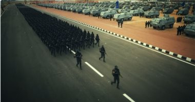 قوات الشرطة تنتشر فى الشوارع لتأمين احتفالات عيد الفطر المبارك.. فيديو قوات الشرطة تنتشر في الشوارع لتأمين احتفالات العيد