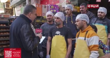 عمرو الليثى يجبر بخاطر عاملين بمخبز كحك ويهديهما جوائز مالية على "الحياة"