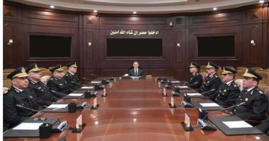 عيد آمن.. انتشار شرطى على مستوى الجمهورية لتأمين فرحة المواطنين.. غرف عمليات وتمركزات أمنية وتعامل بحسم مع الخارجين عن القانون.. تأمين الحدائق والمتنزهات.. مراقبة الأسواق.. وضبط الطرق وزير الداخلية يجتمع مع كبار مساعديه