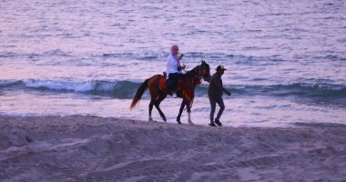 أجواء العيد في شمال سيناء.. إقبال كبير على شاطئ العريش والحدائق العامة