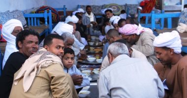 العيد فرحة.. قبائل الصعيد يتجمعون فى صبيحة عيد الفطر على مائدة واحدة.. "الشعرية باللبن" شعار عائلات السبيعات فى قرية أقليت بأسوان.. الأهالى يؤكدون: نسعى لـ"لم شمل" ونبذ الفرقة ونحافظ على موروثات الأجداد.. صور لمة الفطار الجماعى فى العيد