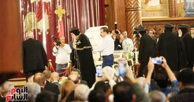 وداعًا الأنبا باخوميوس.. الكاتدرائية تستعد لبدء صلوات التجنيز