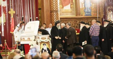 بدء توافد الأقباط لحضور صلوات تجنيز الأنبا باخوميوس بالكاتدرائية