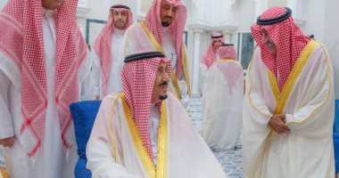 خادم الحرمين الشريفين يؤدى صلاة عيد الفطر فى قصر السلام بجدة