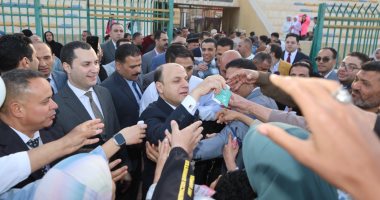 محافظ كفر الشيخ يوزع الورود والهدايا على المواطنين احتفالا بعيد الفطر.. صور