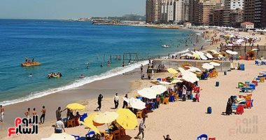 المصيف بدأ.. إقبال على شواطئ الإسكندرية فى أول أيام عيد الفطر.. أجواء ربيعية حارة وسط استمتاع الأطفال بالبحر والألعاب المائية.. "السياحة والمصايف": حملات رقابية وتفتيشية على الشواطئ طوال العيد.. صور