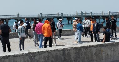 فسحة العيد بالإسكندرية.. "لسان قايتباى" يستقبل أعداد كبيرة للاحتفال.. فيديو