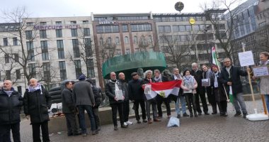 العالم هذا المساء.. الجالية المصرية فى برلين تنظم وقفة لدعم الشعب الفلسطينى.. "جوازات" السعودية تودع المسافرين فى عيد الفطر بالورود والهدايا.. المسجد الحرام يشهد كثافة عالية من المعتمرين والزائرين فى عيد الفطر