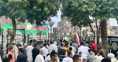 توافد مئات المصلين على مسجد عبد الرحيم القنائى لأداء صلاة العيد.. فيديو