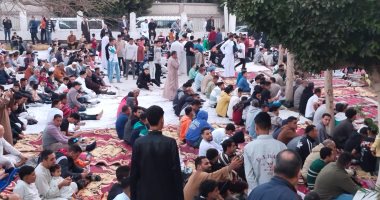 توافد الآلاف على مسجد ناصر ببنها لأداء صلاة عيد الفطر المبارك.. فيديو وصور