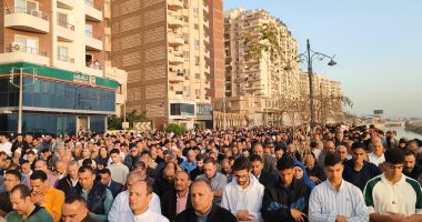 الآلاف يؤدون صلاة عيد الفطر بمنطقة الاستاد فى الغربية.. فيديو