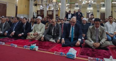 محافظ القليوبية ومدير الأمن ورئيس جامعة بنها يشاركون المواطنين صلاة العيد.. فيديو