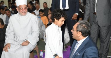 محافظ قنا يؤدى صلاة عيد الفطر المبارك وسط جمع كبير من الأهالى