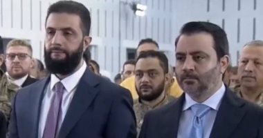 الرئيس السورى يؤدى صلاة عيد الفطر ويقبل يد والده لتهنئته.. فيديو