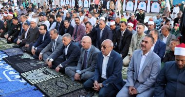 اللواء أكرم محمد جلال يؤدى صلاة عيد الفطر المبارك بساحة ستاد الإسماعيلية محافظ الإسماعيلية يؤدي صلاة عيد الفطر المبارك بساحة ستاد الإسماعيلية