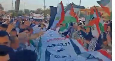 لافتات دعم غزة تملأ ساحات الفيوم أثناء صلاة عيد الفطر.. فيديو