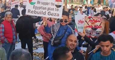 أهالى الإسماعيلية ينظمون وقفة تضامنية مع أهالى غزة ضد التهجير