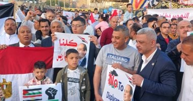 الآلاف يهتفون فى ساحة مسجد الكويتية بالشرقية "لا للتهجير وغزة للفلسطينيين"..فيديو