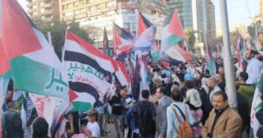 الشعب ينتفض لرفض تهجير الفلسطينيين.. ملايين المواطنين يحتشدون فى ميادين القاهرة والجيزة عقب صلاة عيد الفطر لدعم موقف مصر.. نواب وسياسيون ينضمون للمواطنين.. أعلام مصر وفلسطين وصور الرئيس السيسى تتصدر المشهد المصلون يرفعون اعلام مصر وفلسطين