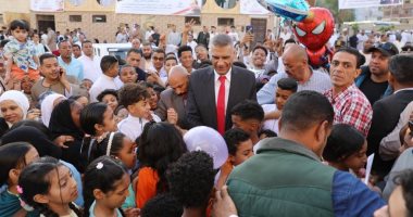 محافظ أسوان يوزع كروت التهنئة بعيد الفطر والعيدية على الأطفال