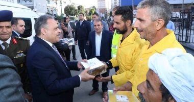 محافظ الشرقية يزور المرضى بالمستشفي الزقازيق ويهدي عمال النظافة كعك العيد