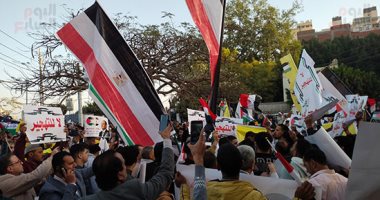الملايين ينتفضون فى العاصمة والمحافظات ضد تهجير الفلسطينيين ويدعمون القيادة السياسية.. القاهرة الكبرى تنتفض بهتافات "لا للتهجير".. والقليوبية ترفع الأعلام الفلسطينية.. أهالى جنوب سيناء: غزة فى القلب..فيديو وصور