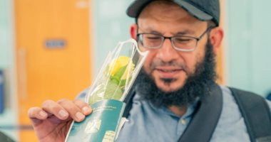 "جوازات" السعودية تودع المسافرين فى عيد الفطر بالورود والهدايا.. صور