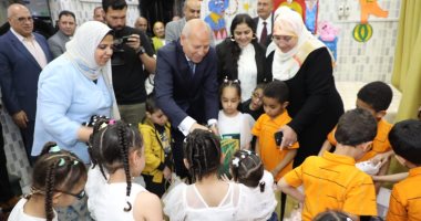 محافظ القاهرة يوزع العيدية والهدايا على الأيتام احتفالا بالعيد محافظ القاهرة يوزع العيدية والهدايا