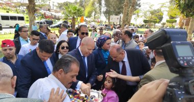 محافظ القاهرة يوزع الحلوى والهدايا على الأطفال بالحديقة الدولية.. صور محافظ يتفقد يوزع الحلوى والألعاب على الأطفال بالحديقة الدولية