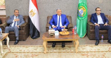 محافظ الإسماعيلية يستقبل المهنئين بعيد الفطر المبارك بالديوان العام.. فيديو محافظ الإسماعيلية يستقبل المهنئين بعيد الفطر المبارك