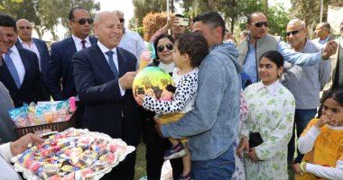 محافظ القاهرة: رفع درجة الاستعداد القصوى وإلغاء الإجازات فى العيد محافظ القاهرة يشارك المواطنين احتفالهم بعيد الفطر في الحديقة الدولية