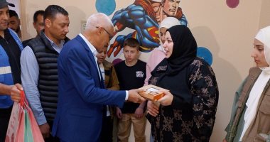 محافظ شمال سيناء يزور مستشفى العريش العام ويوزع الهدايا على المرضى الفلسطينيين