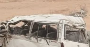 مصرع شخص وإصابة 13 آخرين إثر انقلاب ميكروباص بالسويس