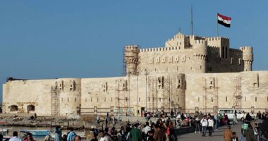قلعة قايتباى الأثرية تعكس أجواء الفرحة فى ثانى أيام عيد الفطر بالإسكندرية